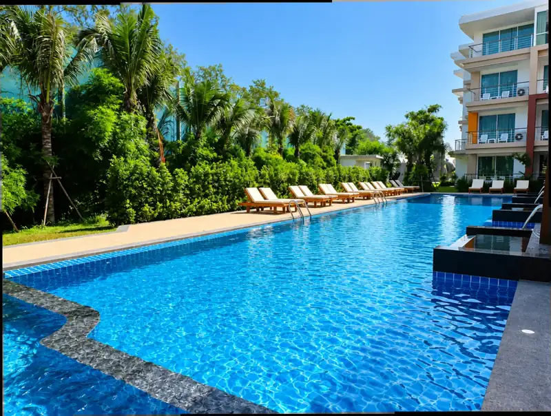สระว่ายน้ำกลางแจ้งและต้นปาล์มที่ Phuket Seaview Resotel